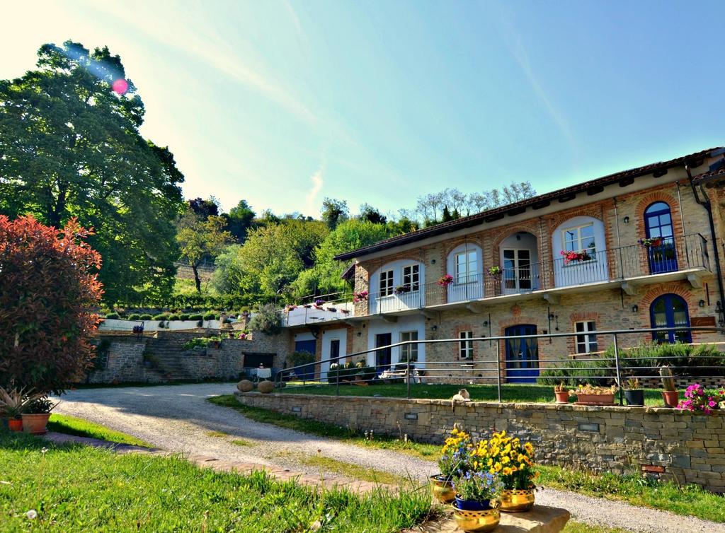 Cascina Il Convivio Vendégház Diano dʼAlba Kültér fotó